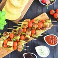 Grillowane klopsiki z mozzarellą i cukinią na patyczkach