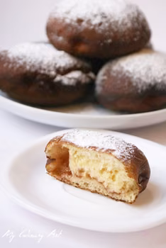 Delikatne pączki z dżemem truskawkowym
