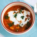Pomidorowa zupa z czerwonej soczewicy z batatami