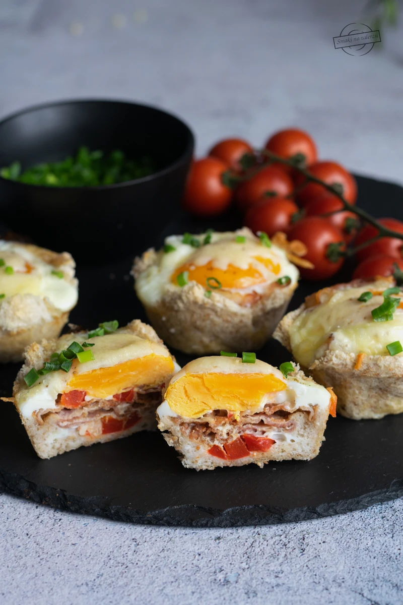 Koszyczki z chleba tostowego z jajkiem i boczkiem