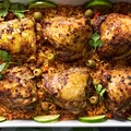 Ten obiad robi się praktycznie sam! Przepis na aromatyczne kurczaka pieczonego na ryżu