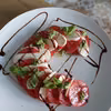 CAPRESE z pesto z liści rzodkiewki