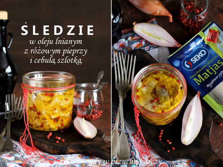Śledzie w oleju lnianym z cebulą i różowym pieprzu
