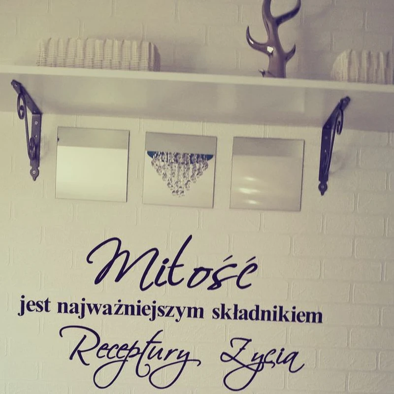 ściana nad łóżkiem w sypialni