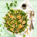 Szparagi z grillowanym serem halloumi i miętą