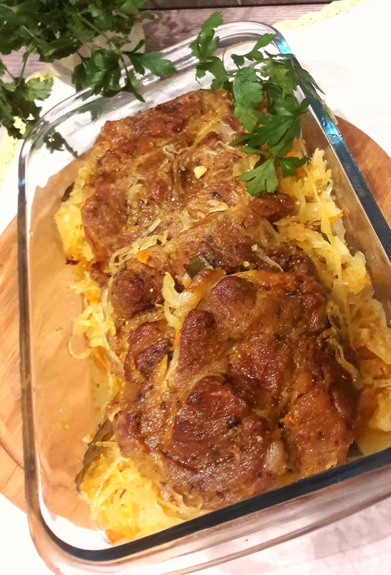 Karkówka pieczona na kiszonej kapuście