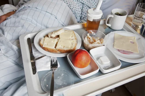 Krewetki i pistacje w szpitalach? To nie żart - Ministerstwo Zdrowia zapowiada rewolucje w szpitalnym jadłospisie