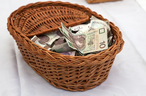 Koniec zbierania gotówki na tacę podczas Mszy! W Kościołach pojawiło się rewolucyjne rozwiązanie