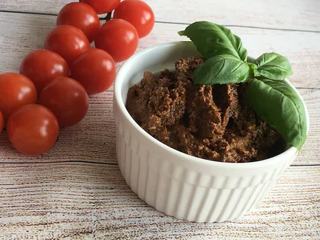 Pasta ze słonecznika z suszonymi pomidorami