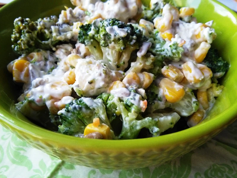 Sałatka brokułowa z sosem czosnkowym