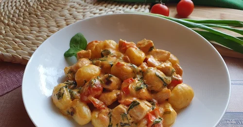 Gnocchi z kurczakiem w kremowym sosie z pomidorków i szpinaku