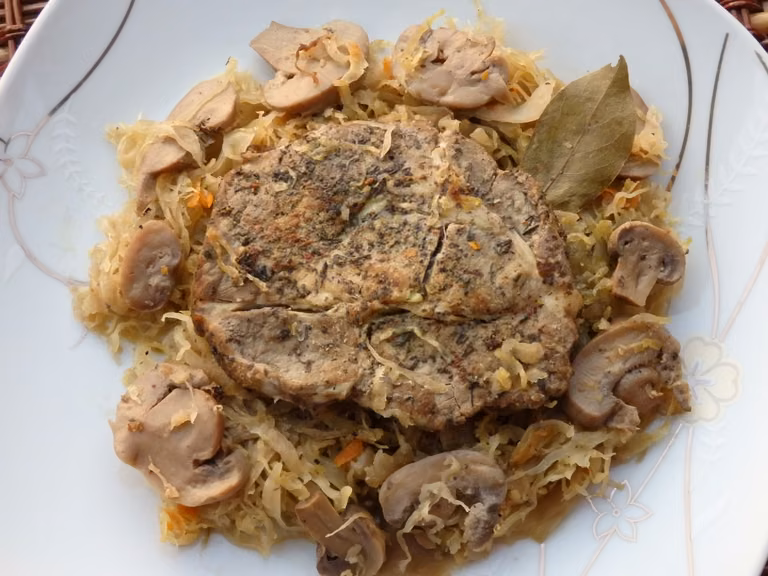Karkówka z pieczarkami zapiekana w kapuście kiszonej