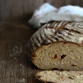 Chleb z suszonymi pomidorami i bazylią