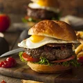Amerykański burger z sadzonym jajem