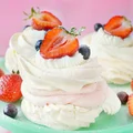 Mini pavlova z kremem mascarpone i truskawkami