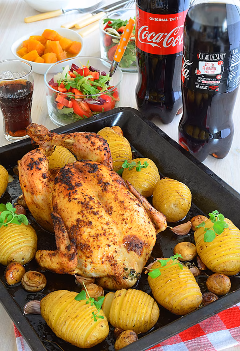 Kurczak pieczony z ziemniakami harmonijkowymi (hasselback) i pieczarkami