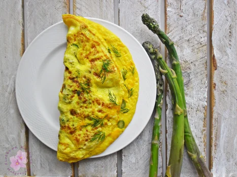 Omlet z duszonymi szparagami
