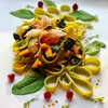 Tagliatelle ze szpinakiem, żółtymi pomidorami i salami