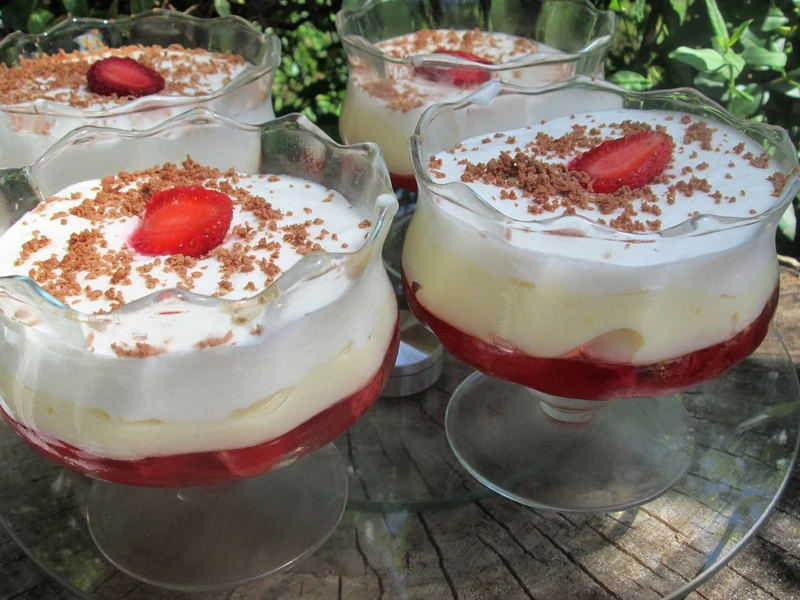 Deser z truskawkami a'la Trifle