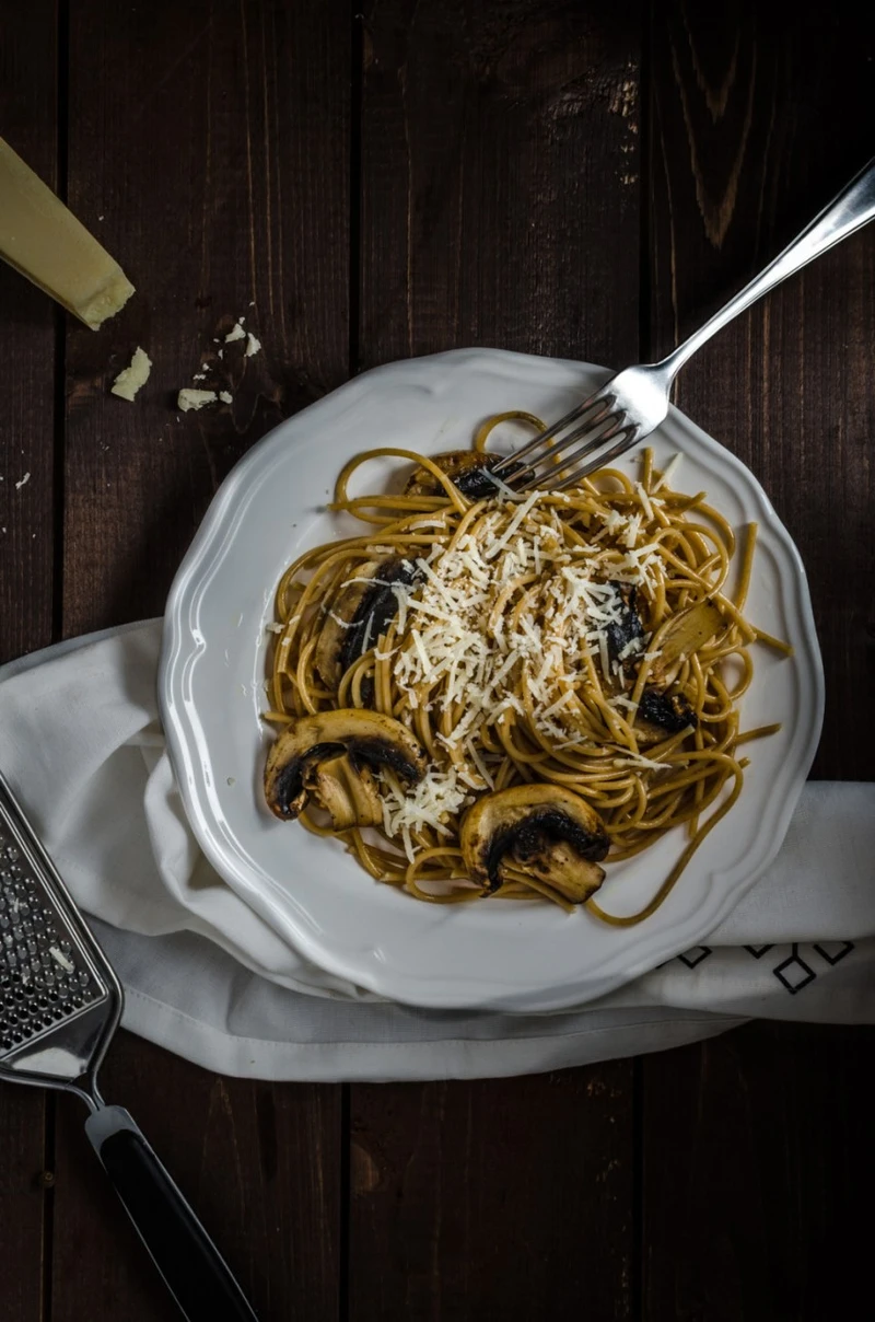 PEŁNOZIARNISTE SPAGHETTI Z BIAŁYM WINEM I GRZYBAMI