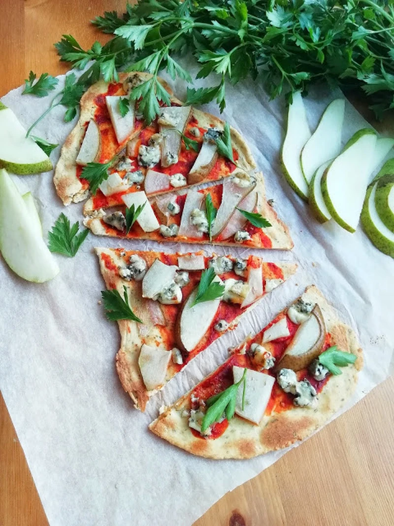 Flatbread z gruszką, serem pleśniowym i orzechami włoskimi