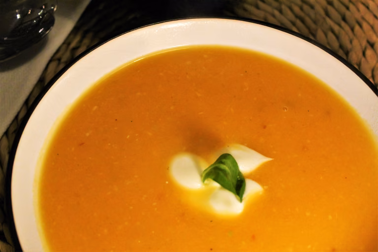 Zupa z pieczonej dyni piżmowej i pieczonych batatów.