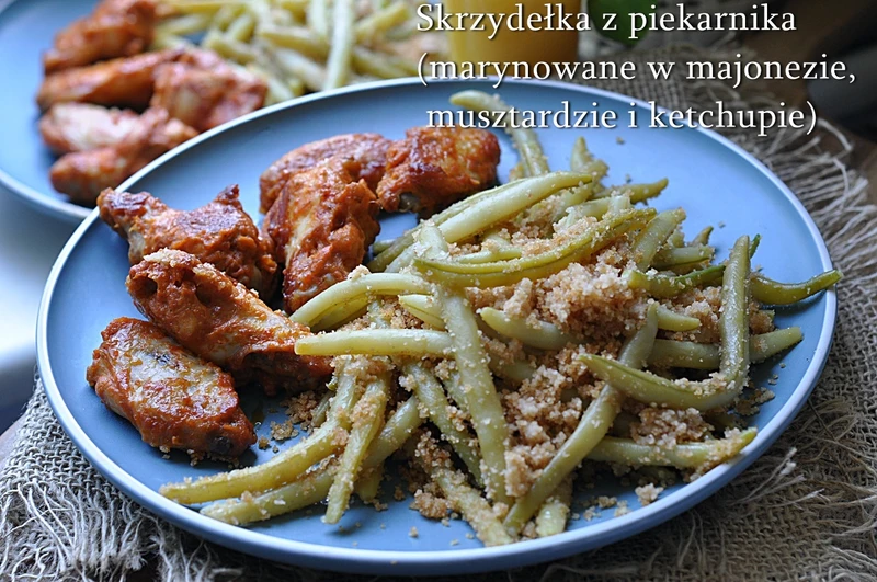 Pyszne skrzydełka z piekarnika marynowane w majonezie, musztardzie i ketchupie.