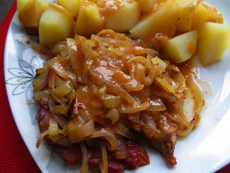 Karkówka duszona w cebuli