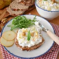 Pasta kanapkowa z gorgonzolą, ricottą, gruszką i orzechami włoskimi