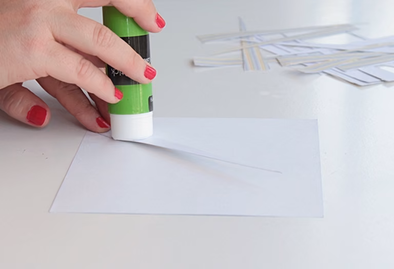 Jeżeli nagle potrzebujesz skleić papier a nie masz kleju…
