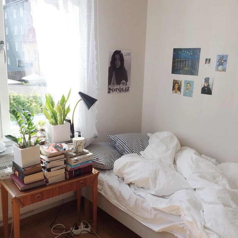 Minimalistyczny pokój studenta