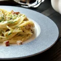 Spaghetti a'la carbonara z tartą cukinią i wędzonym boczkiem