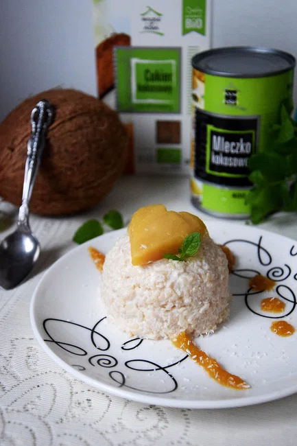 Orientalny deser ryżowo-kokosowy z mango
