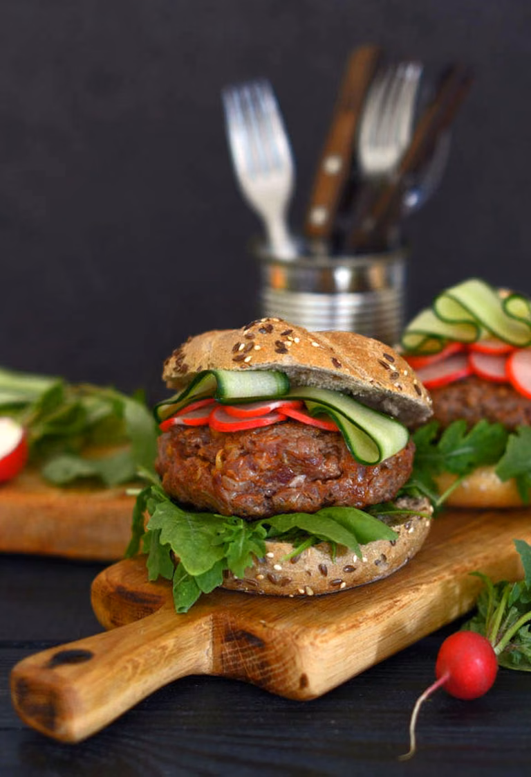 Burgery wołowe z marynowaną rzodkiewką