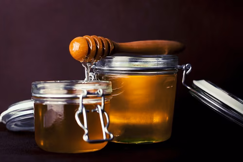 Miód manuka: Skąd pochodzi, jak działa, jaki miód kupować