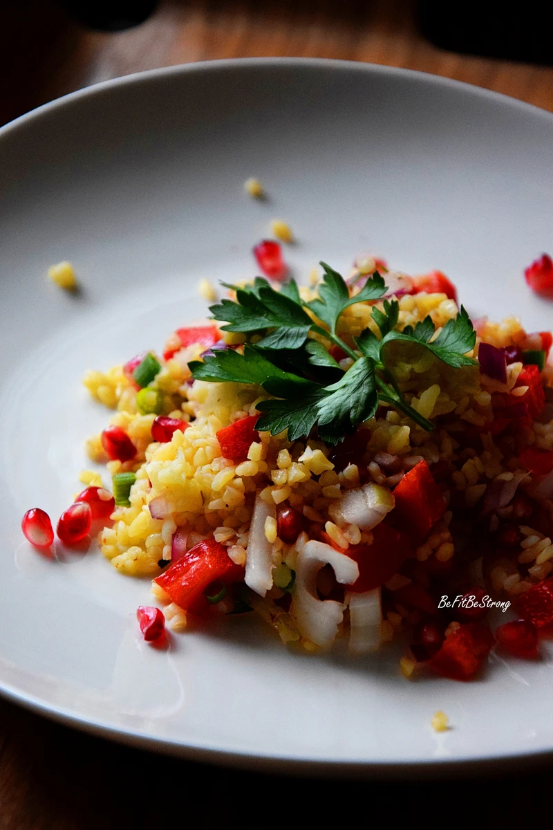 Turecka sałatka z kaszą bulgur i granatem