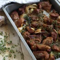Pieczone kawałki indyka w czosnku i ziołach
