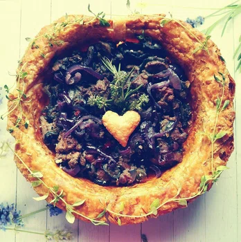 Wątróbka z czerwoną cebulą w miseczce z ciasta francuskiego