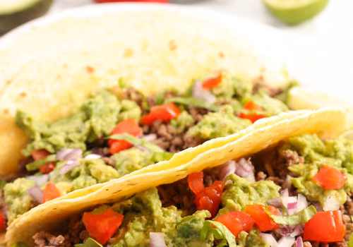 Domowe tacos z mieloną wołowiną i guacamole – przepis na meksykańską ucztę!