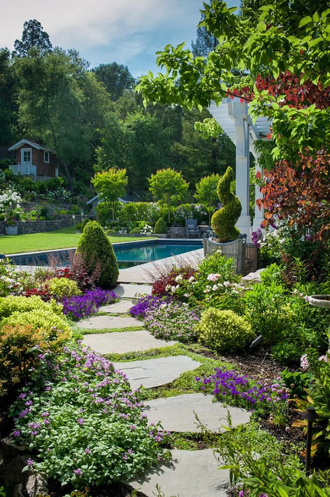 Piękny ogród z basenem