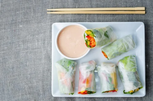 SPRING ROLLS Z OSTRYM SOSEM