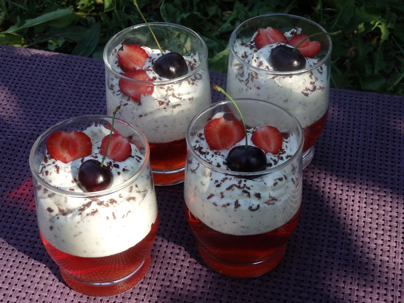 Deser z galaretką i mascarpone