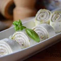 Ekspresowa tortilla z pesto bazyliowym i szynką - idealna na imprezę!