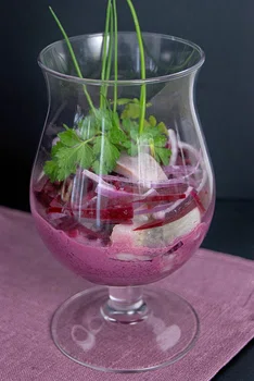 Sałatka śledziowa z kiszonymi burakami