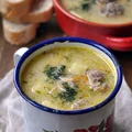 Zupa ogórkowa z klopsikami.