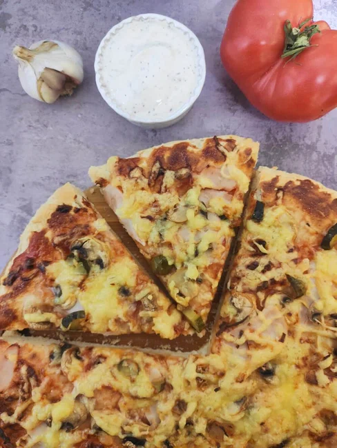 Prosta domowa pizza i szybki sos czosnkowo-ziołowy
