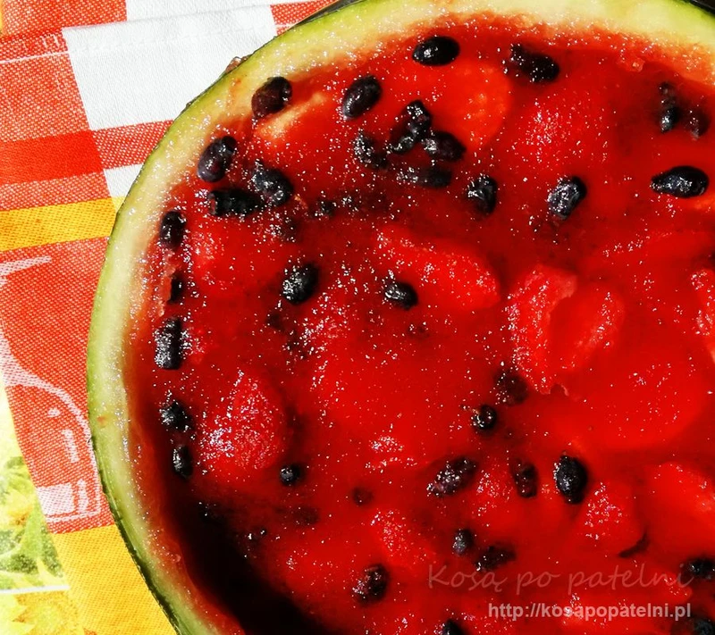 Galaretkowiec arbuzowy z truskawkami i bananami