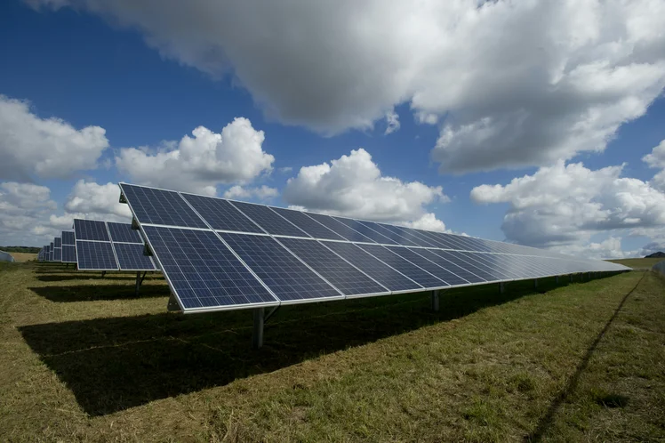 Panele fotowoltaiczne na otwartym terenie pod jasnym niebem - symbol energii prosumenckiej rozliczanej w net-billingu