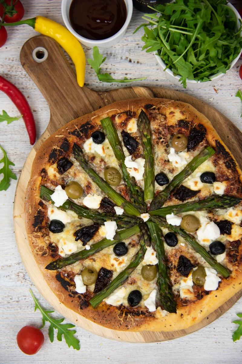 Pizza ze szparagami i kozim serem
