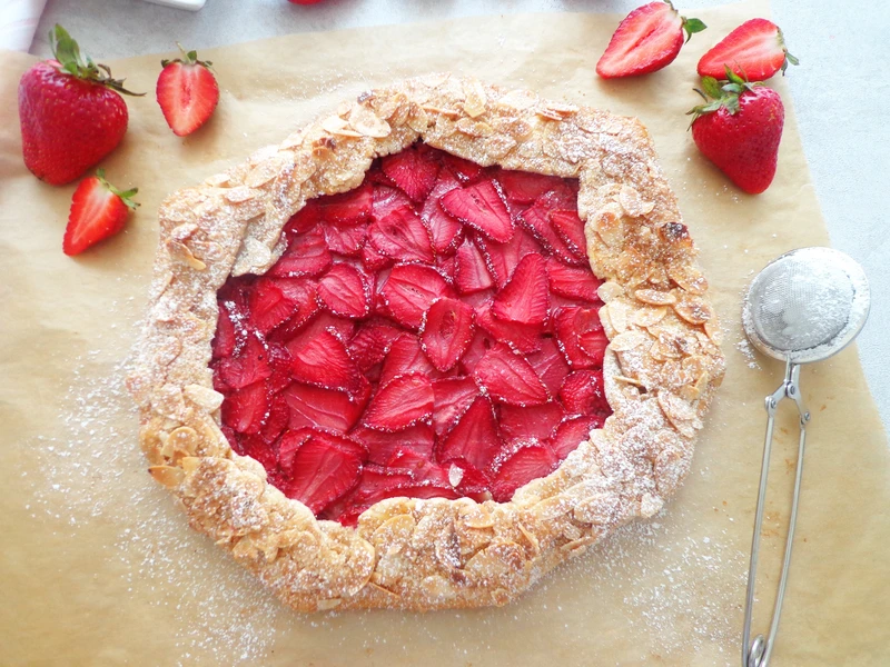 Galette z truskawkami i migdałami